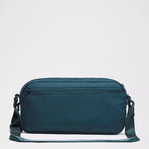 Lululemon Multi-Pocket Crossbody Bag 2.5L in Warp Teal, BNWT - Picture 4 of 6